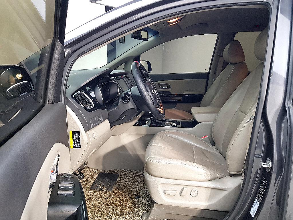 KIA Carnival - Vista 8