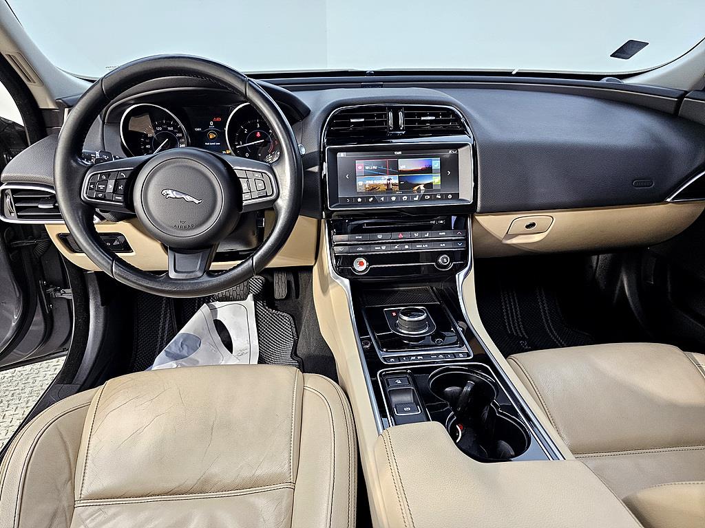 Jaguar XE - Vista 5