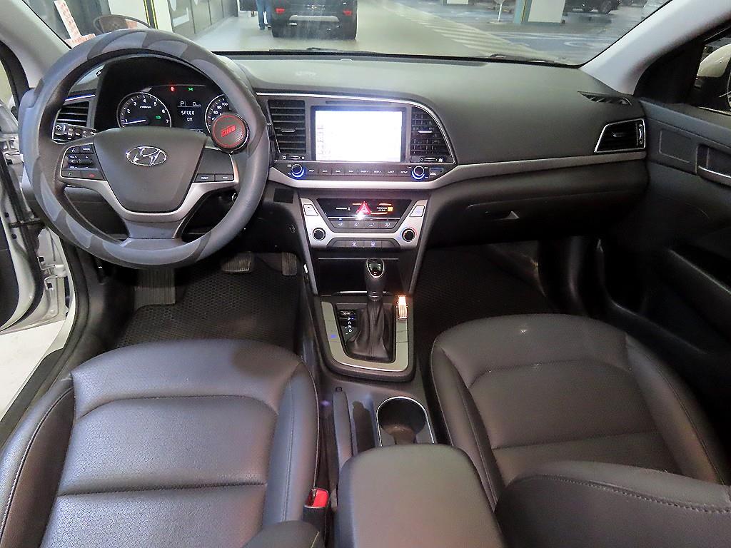 HYUNDAI Avante - Vista 10