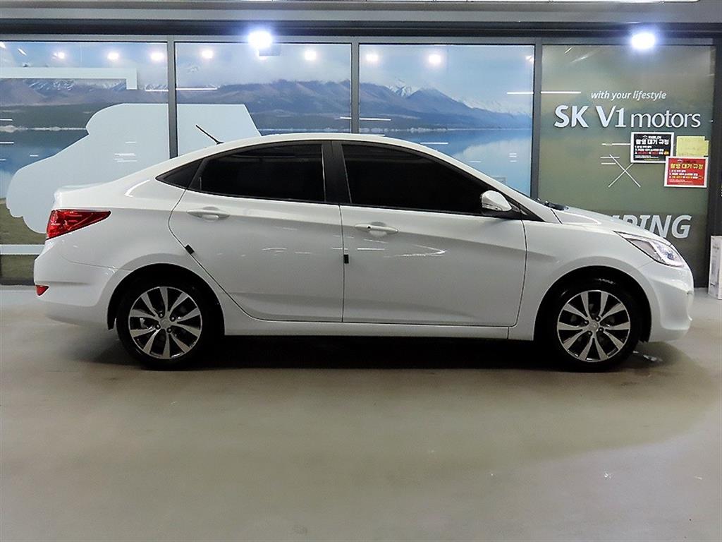 HYUNDAI Accent - Vista 3