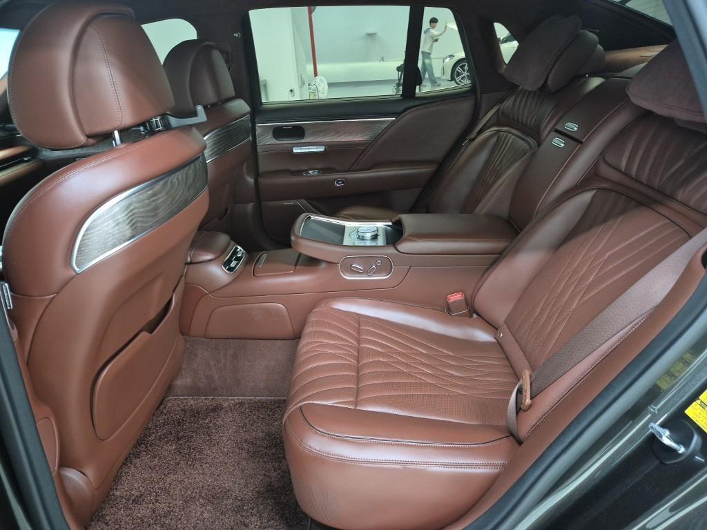 Genesis G90 - Vista 12