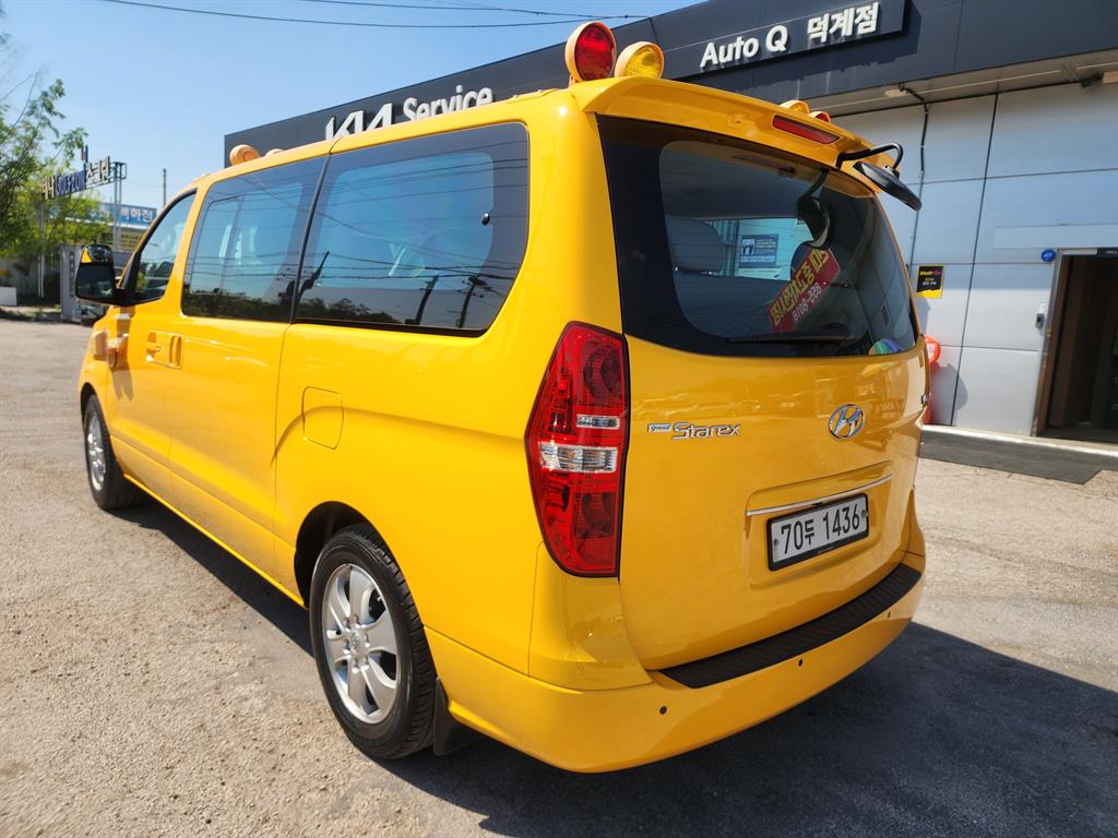 HYUNDAI Starex - Vista 3