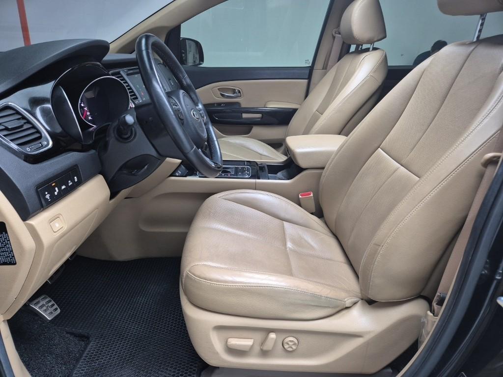 KIA Carnival - Vista 11