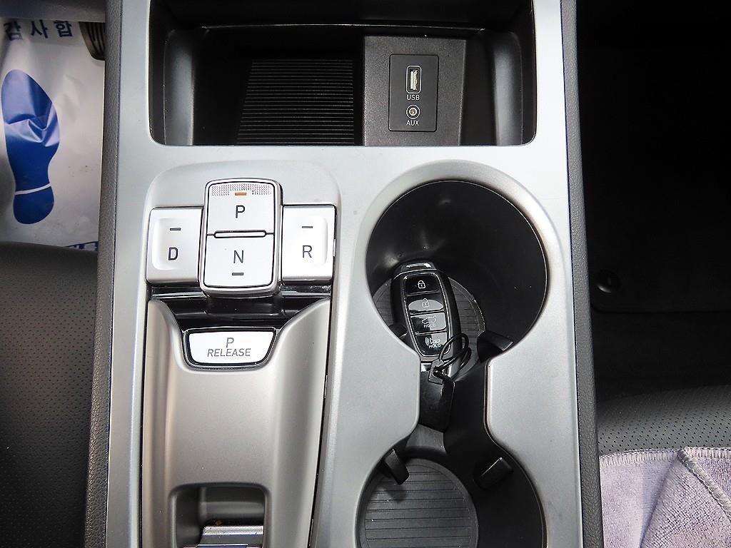 HYUNDAI Kona - Vista 10