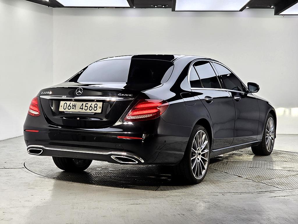 Mercedes Benz E class - Vista 4