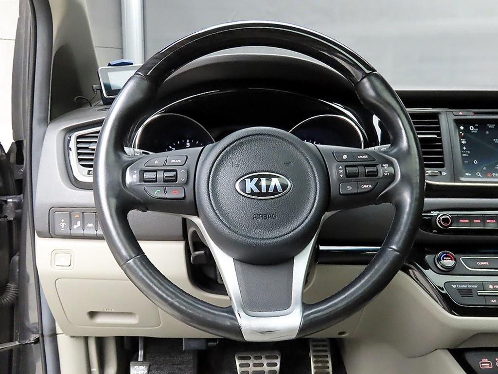KIA Carnival - Vista 9