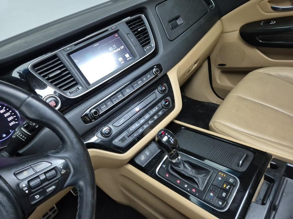 KIA Carnival - Vista 10