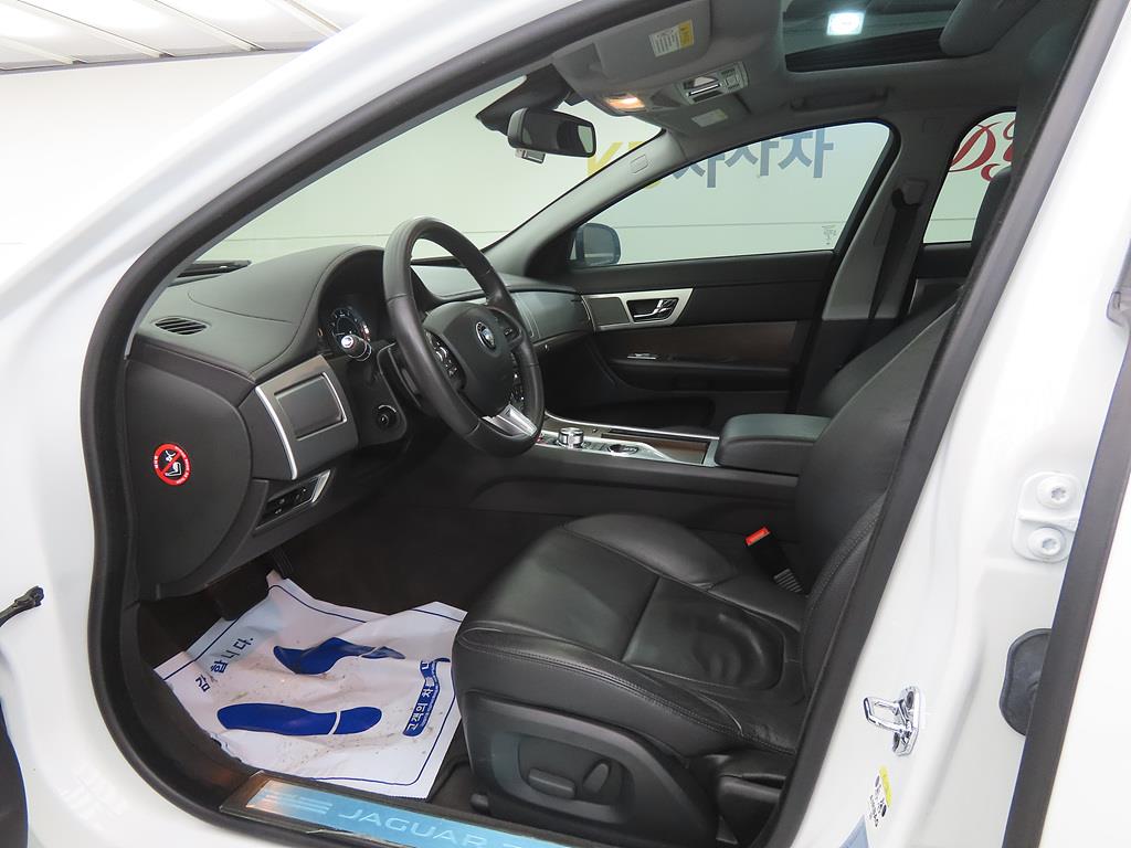 Jaguar XF - Vista 5