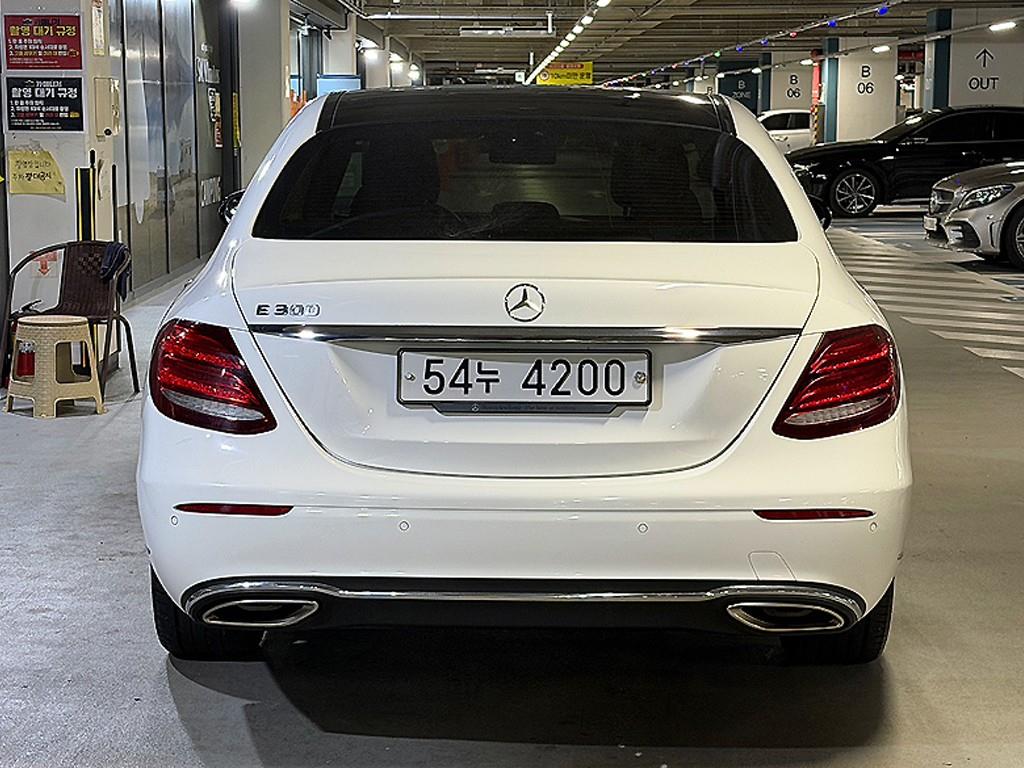 Mercedes Benz E class - Vista 5
