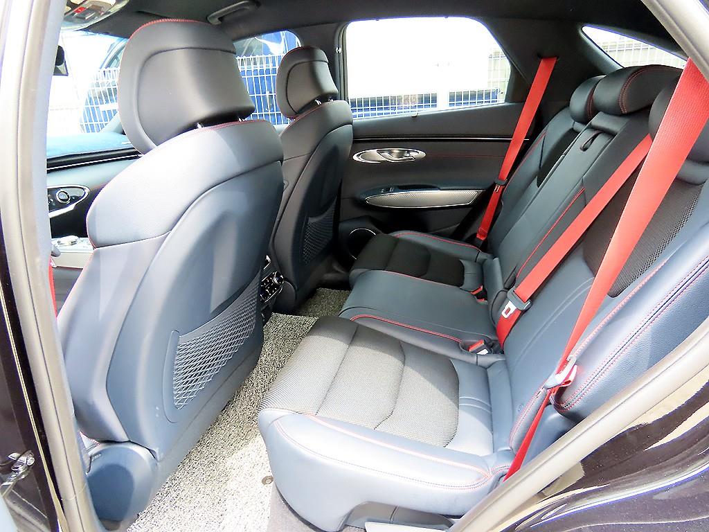 Genesis GV70 - Vista 6