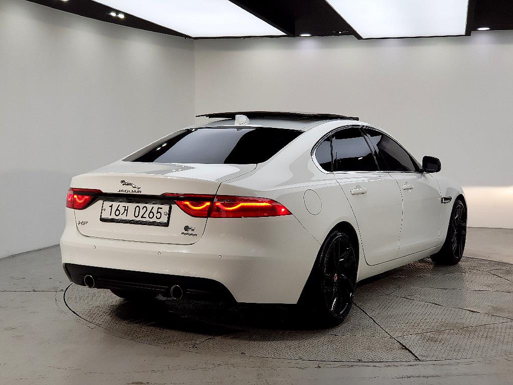 Jaguar XF - Vista 4
