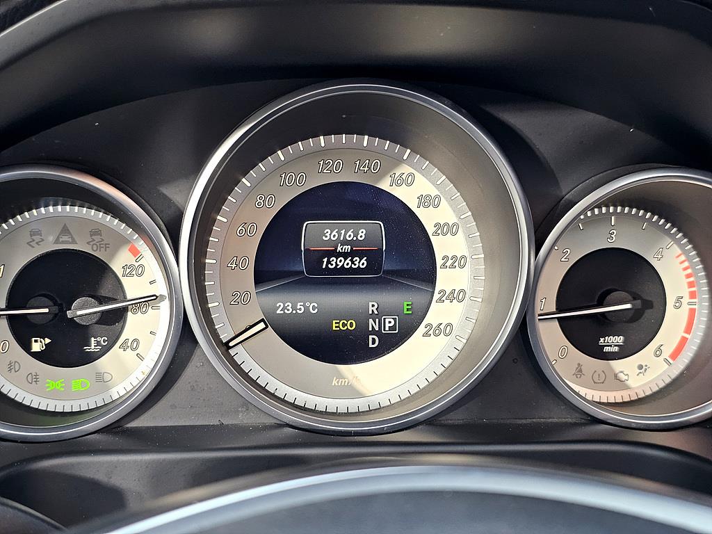 Mercedes Benz E class - Vista 7