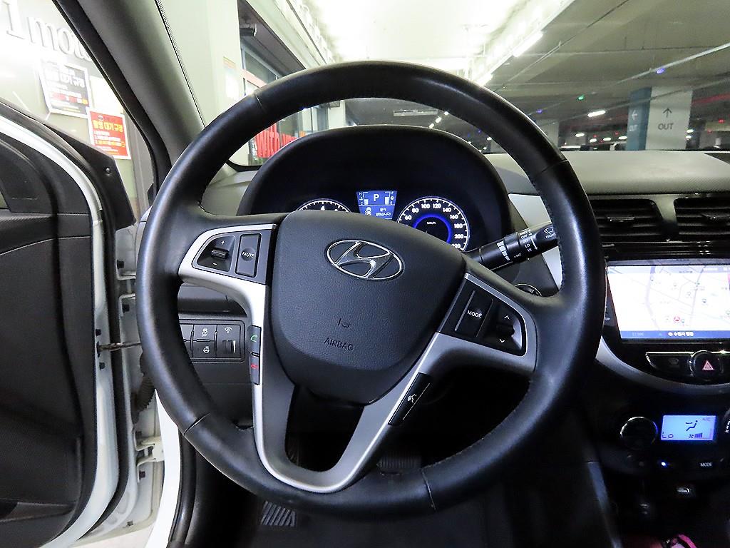 HYUNDAI Accent - Vista 8