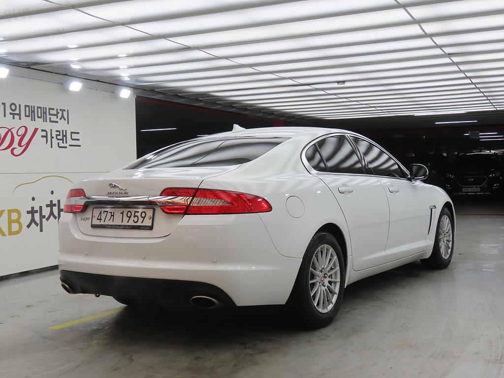 Jaguar XF - Vista 4