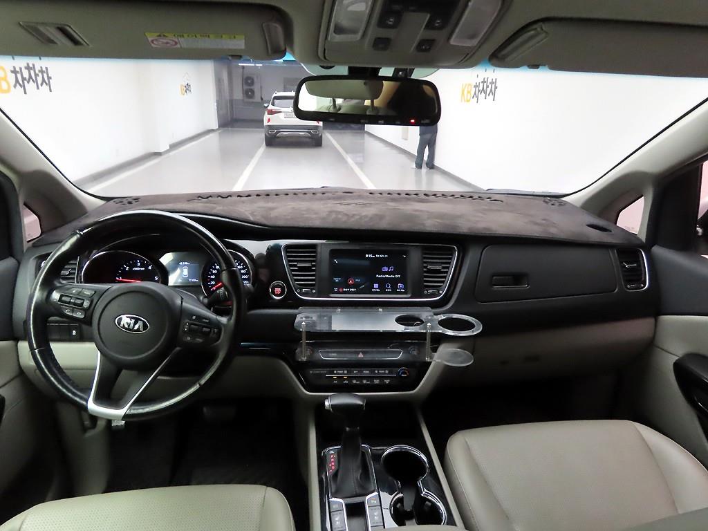 KIA Carnival - Vista 6