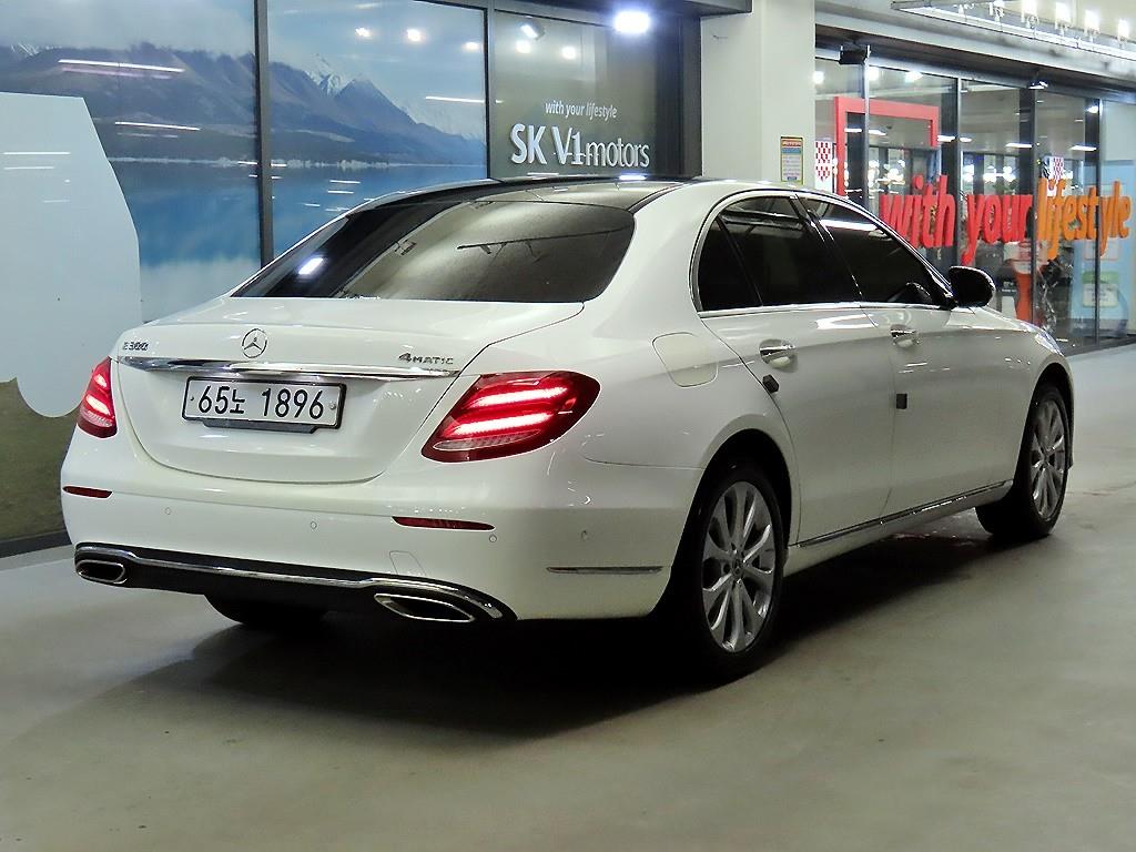 Mercedes Benz E class - Vista 4