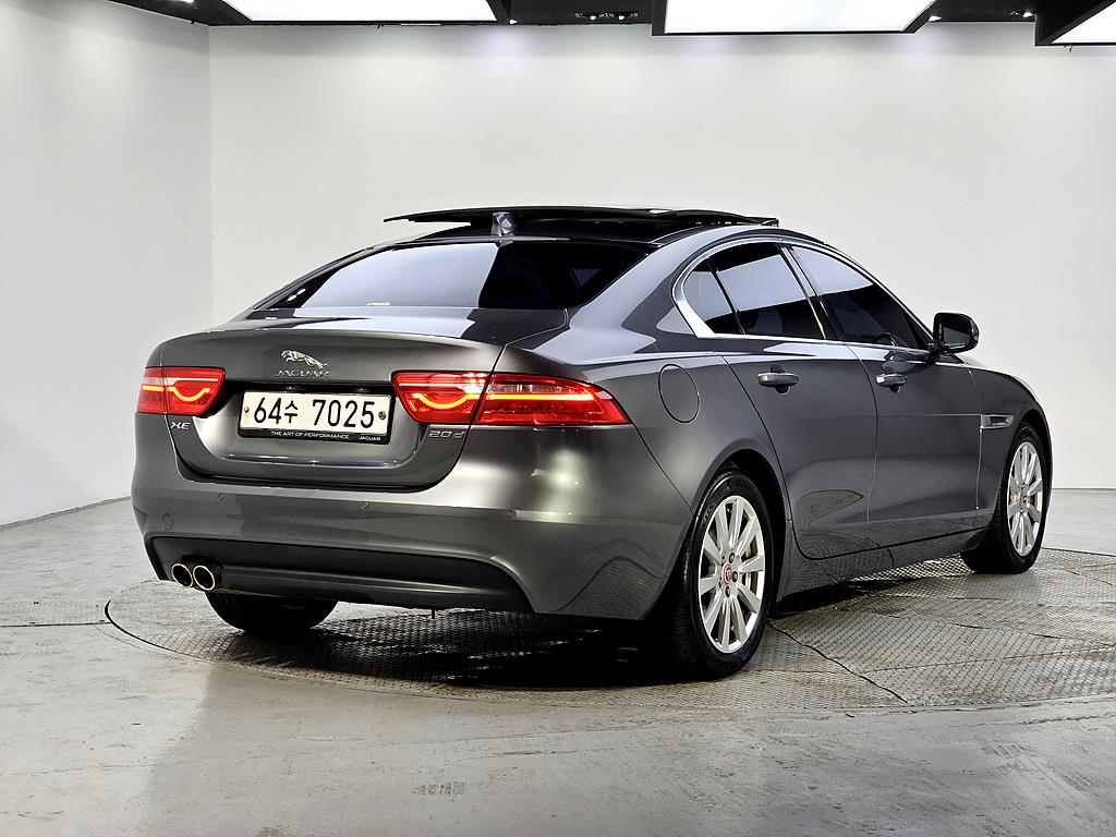 Jaguar XE - Vista 4