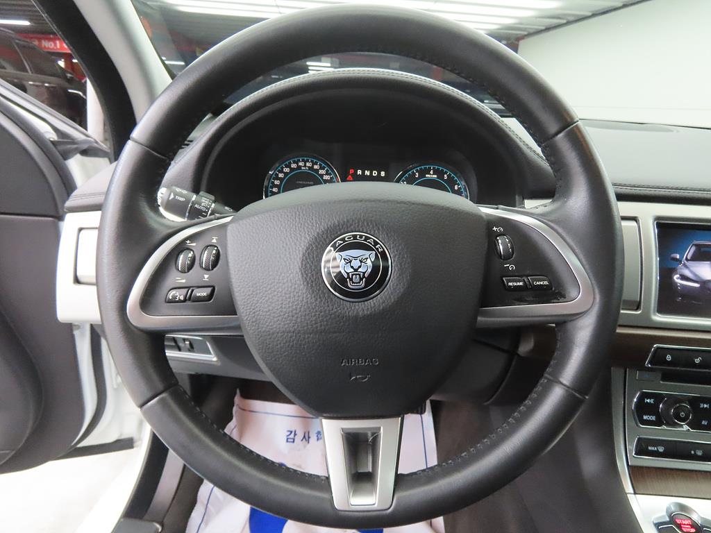 Jaguar XF - Vista 8