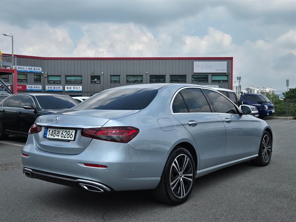 Mercedes Benz E class - Vista 4
