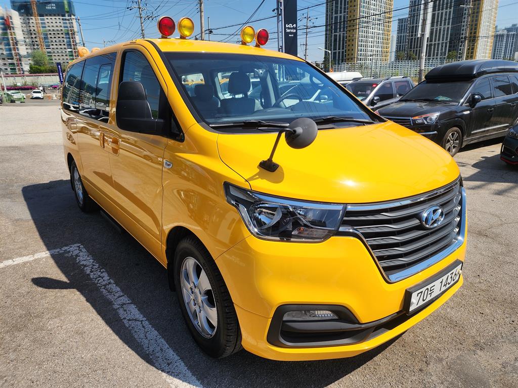 HYUNDAI Starex - Vista 6