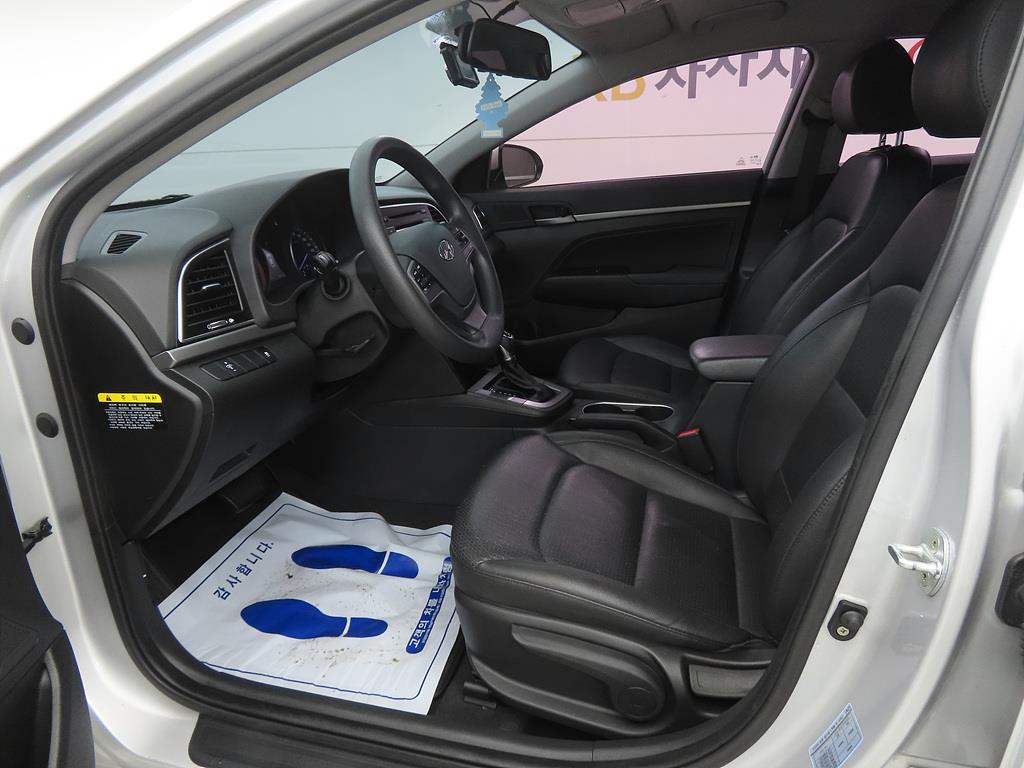 HYUNDAI Avante - Vista 5
