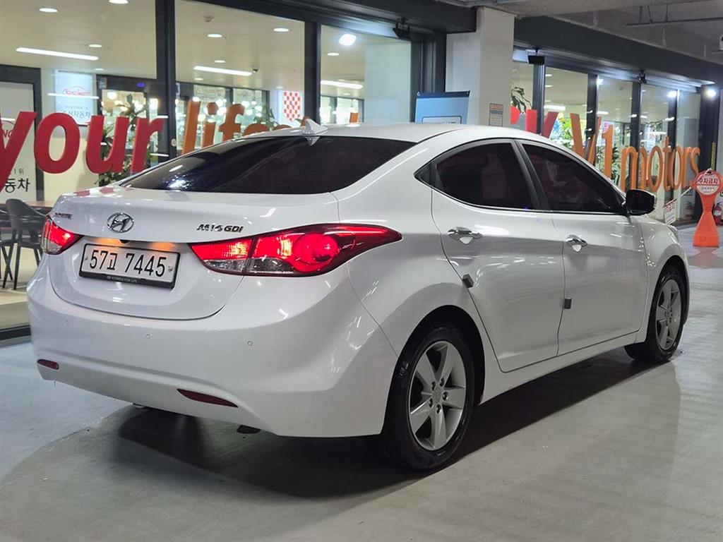 HYUNDAI Avante - Vista 4