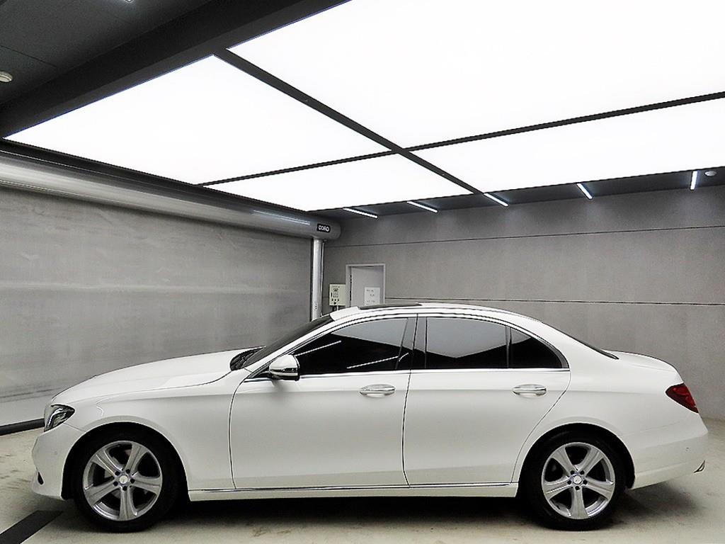 Mercedes Benz E class - Vista 4