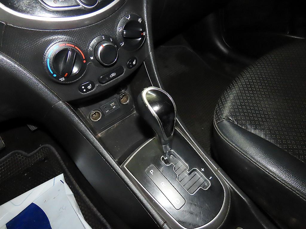 HYUNDAI Accent - Vista 12