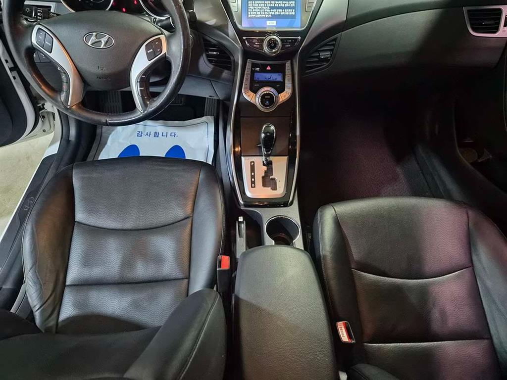 HYUNDAI Avante - Vista 10