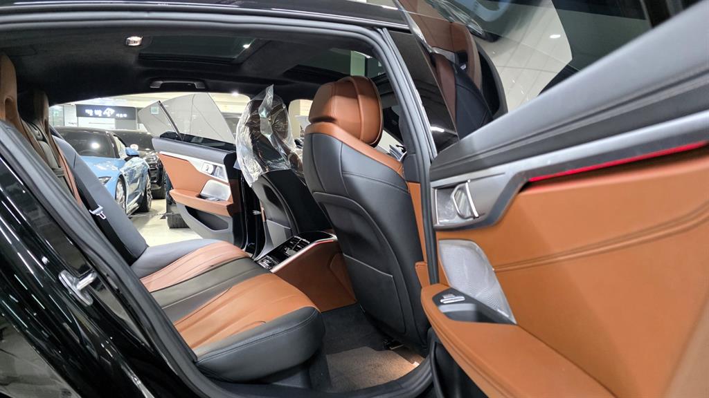 BMW 8 Series - Vista 5