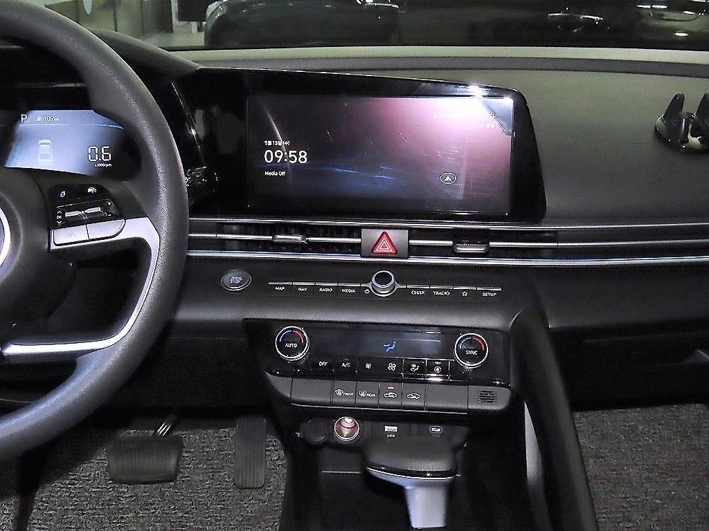 HYUNDAI Avante - Vista 11