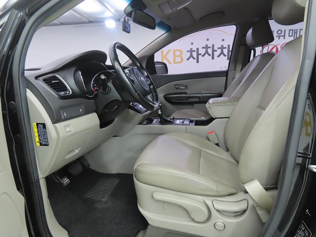 KIA Carnival - Vista 5