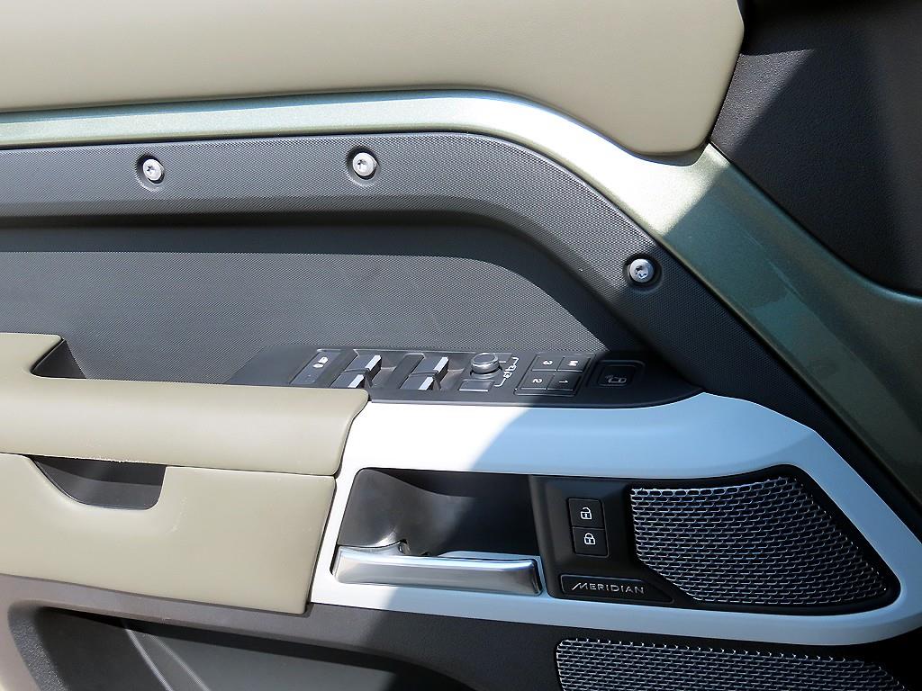 Land Rover Defender - Vista 12
