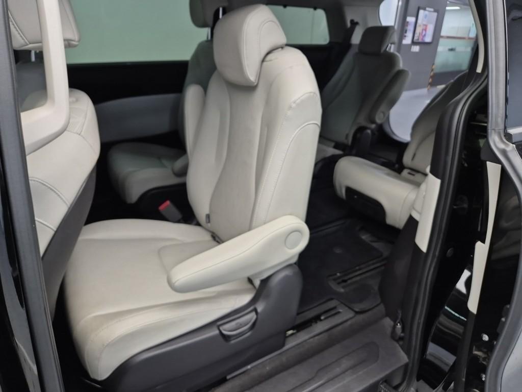 KIA Carnival - Vista 12