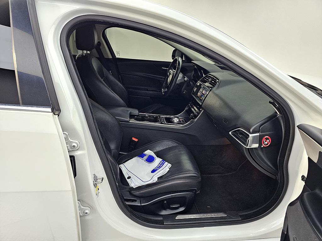 Jaguar XE - Vista 11