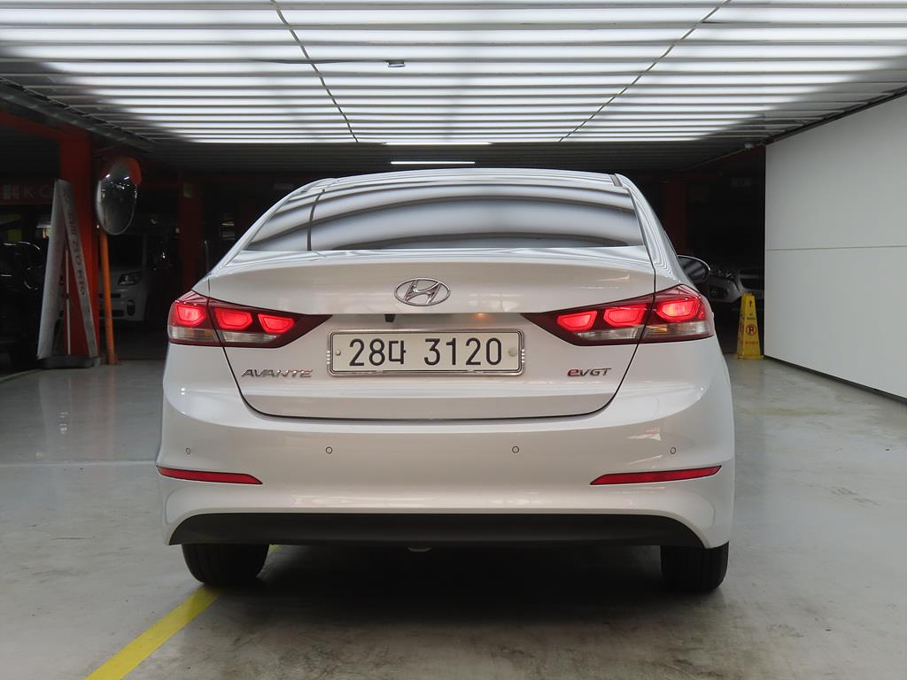 HYUNDAI Avante - Vista 3