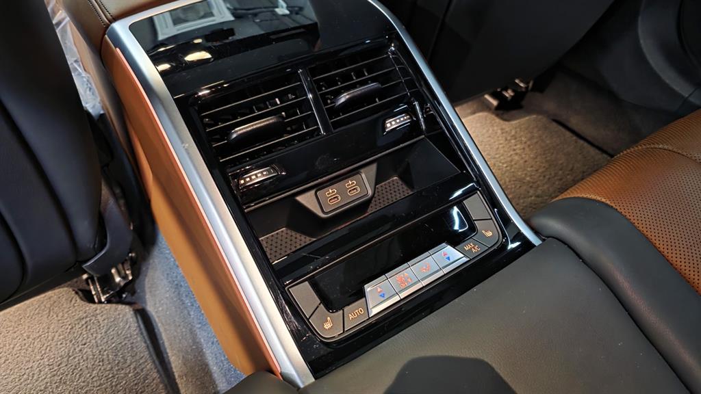 BMW 8 Series - Vista 4