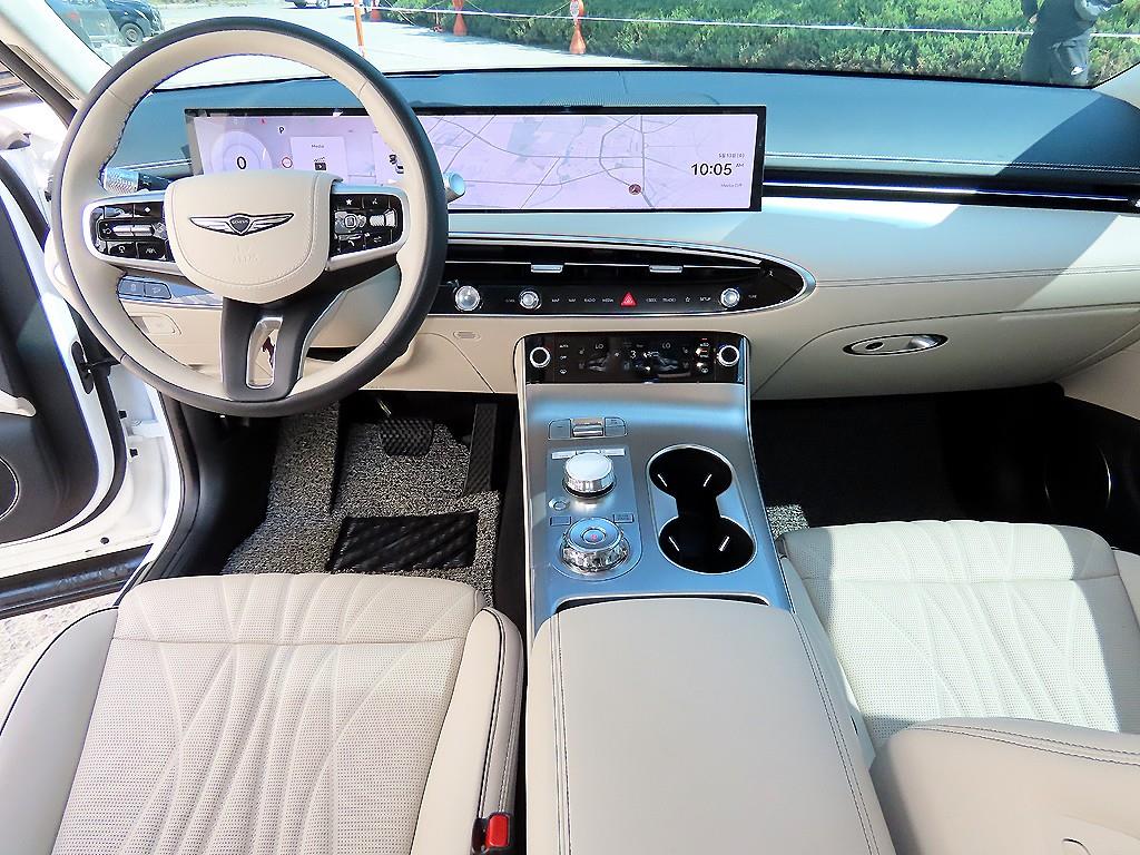 Genesis GV70 - Vista 7