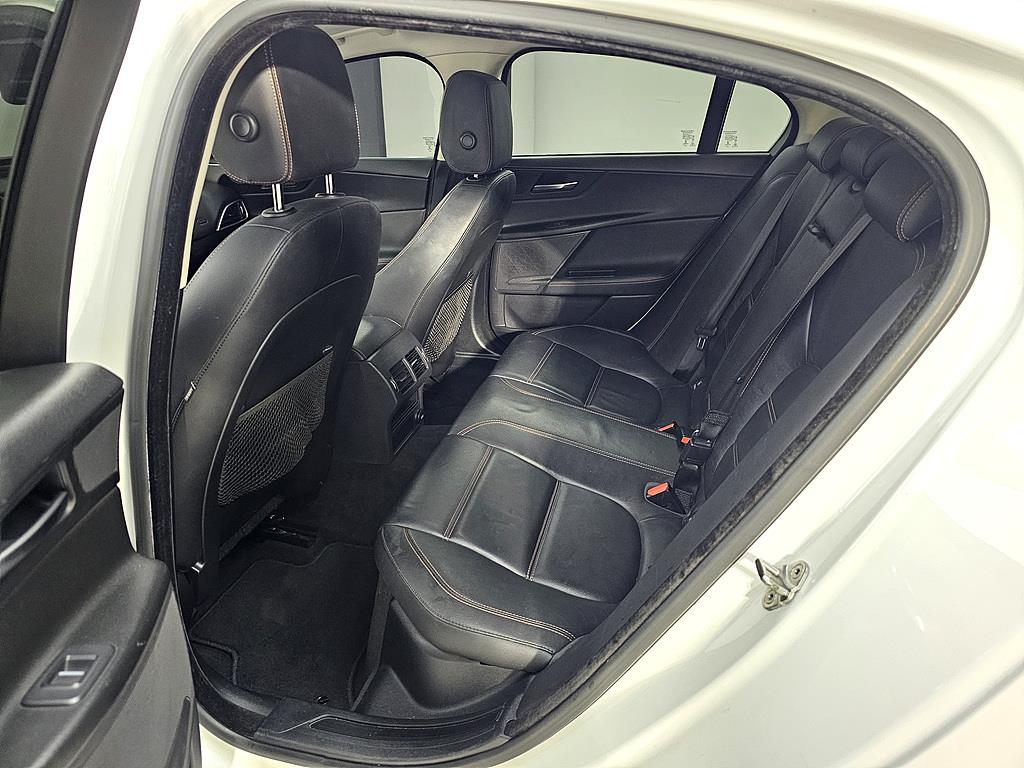 Jaguar XE - Vista 9