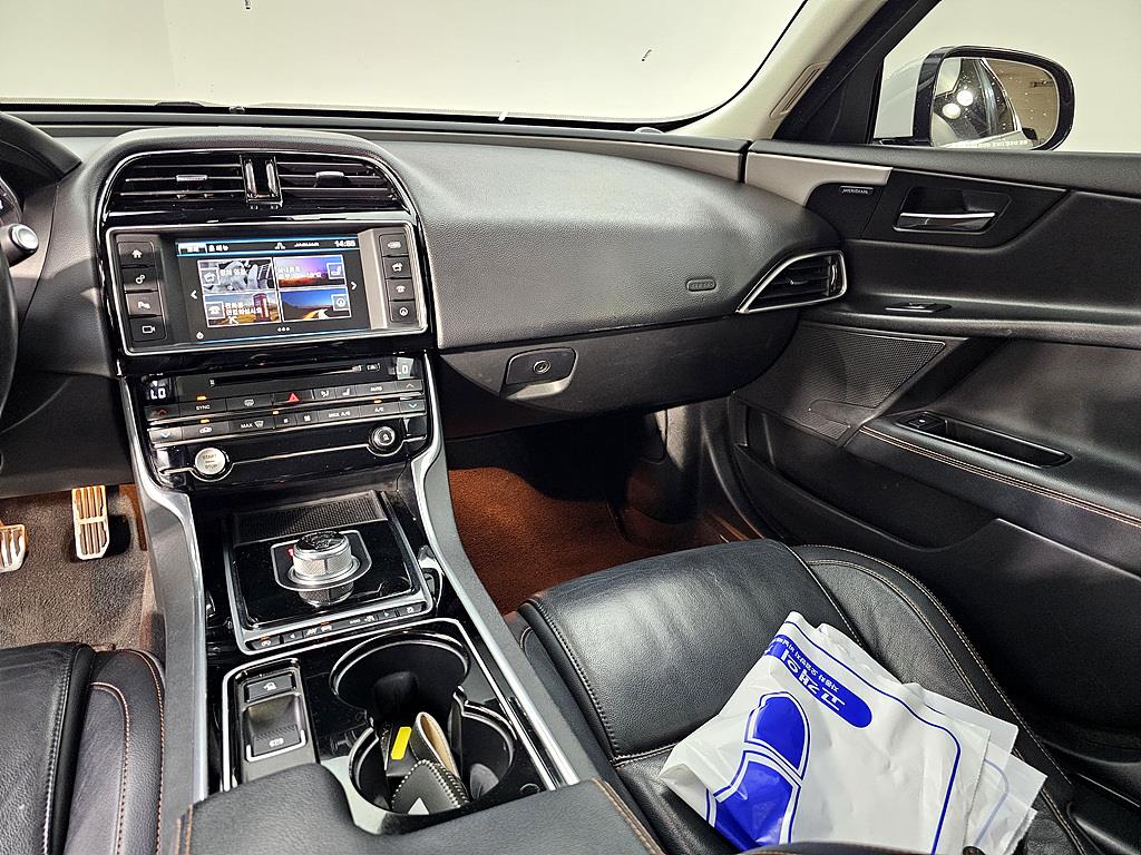 Jaguar XE - Vista 10