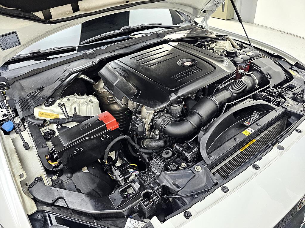 Jaguar XE - Vista 6