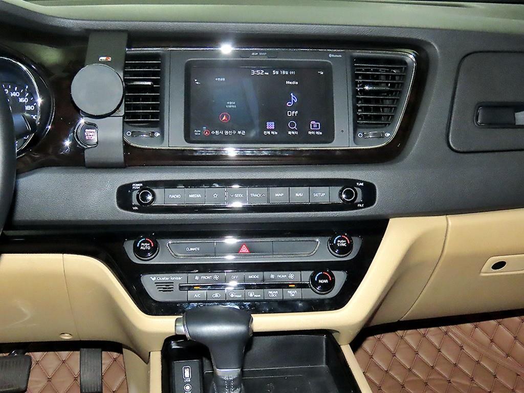 KIA Carnival - Vista 11