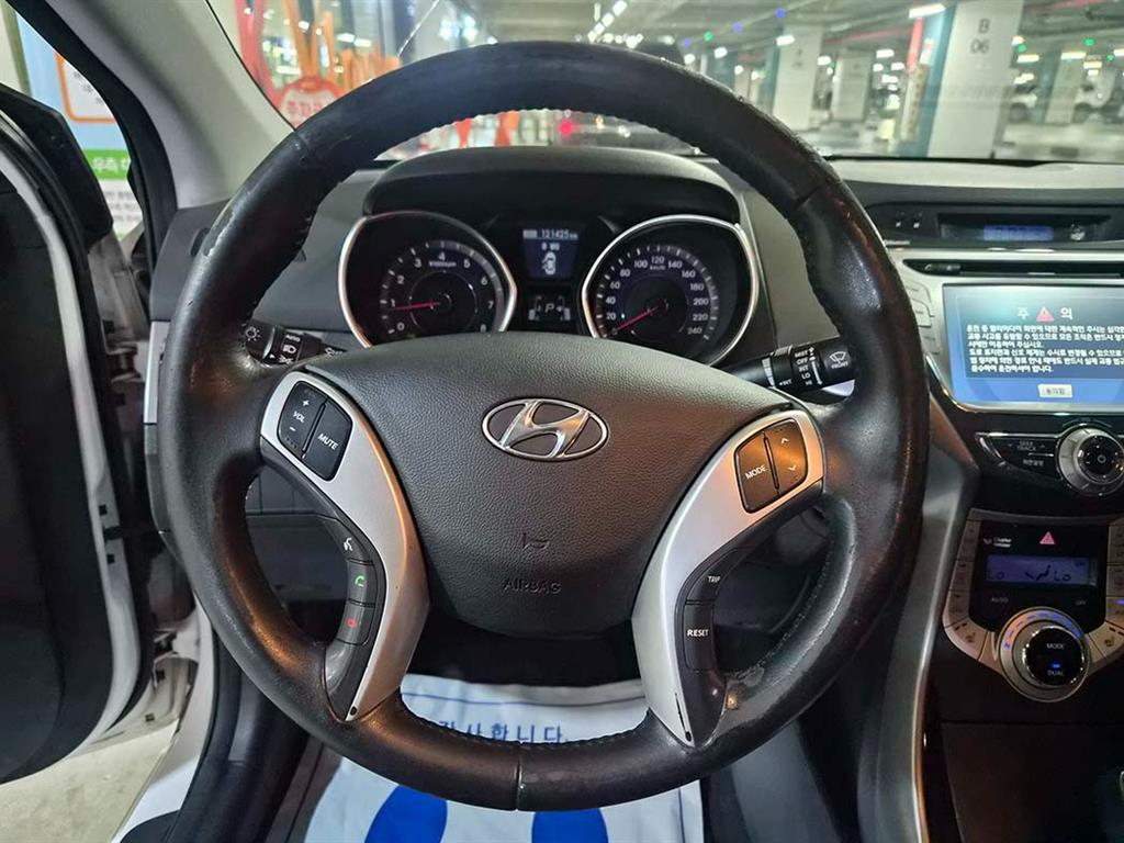 HYUNDAI Avante - Vista 8
