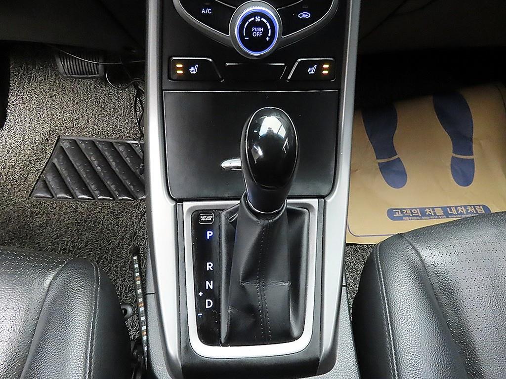 HYUNDAI Avante - Vista 10