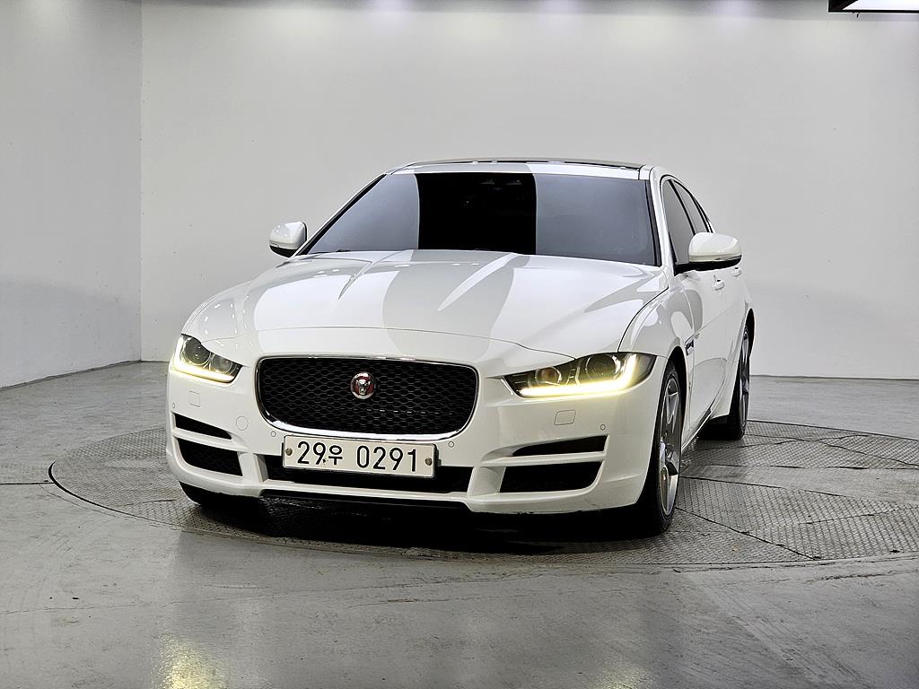 Jaguar XE - Vista 2