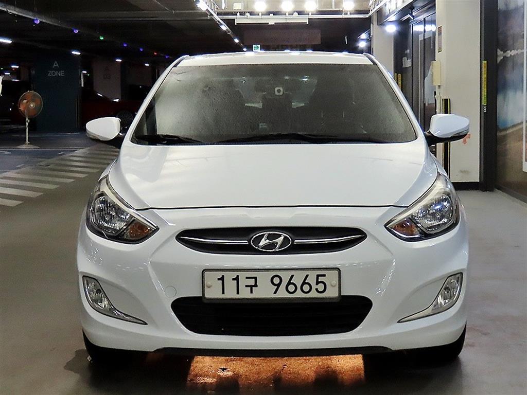 HYUNDAI Accent - Vista 2