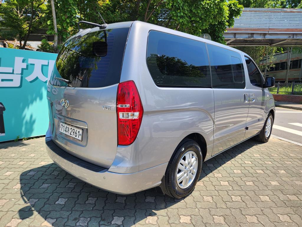 HYUNDAI Starex - Vista 3