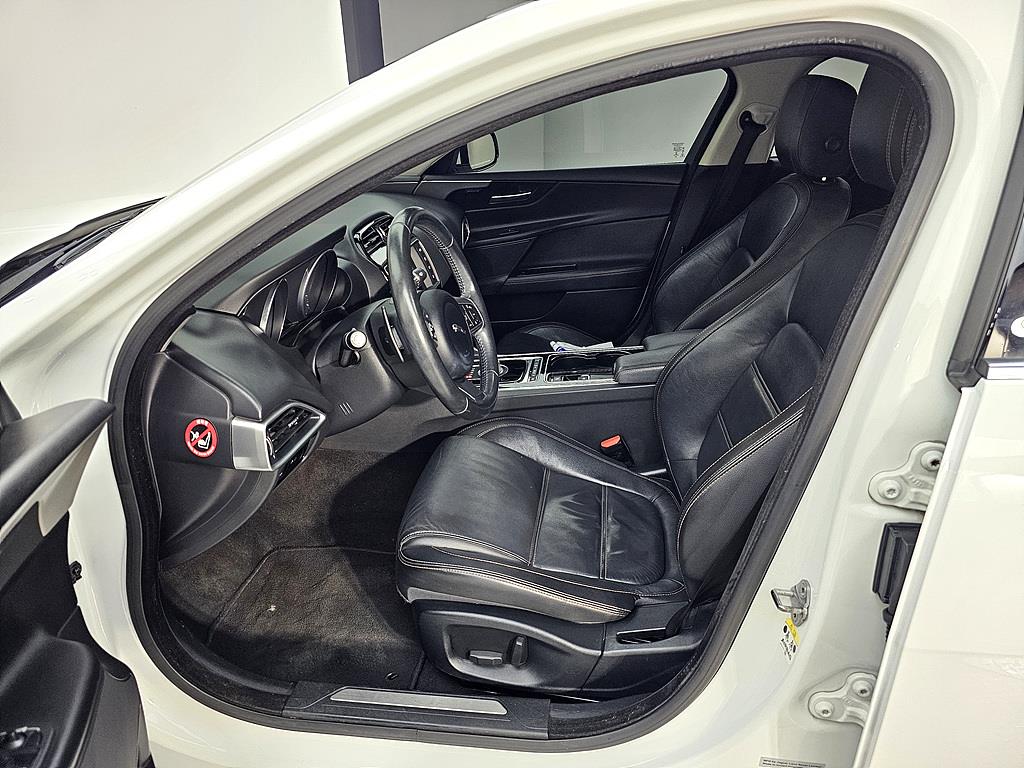 Jaguar XE - Vista 8