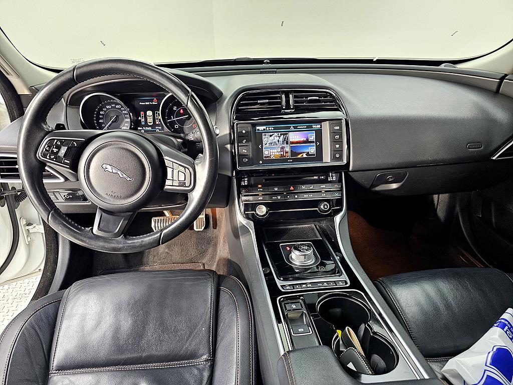 Jaguar XE - Vista 5
