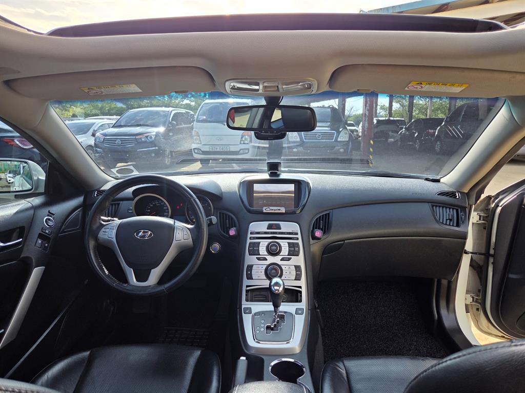 HYUNDAI Genesis - Vista 6
